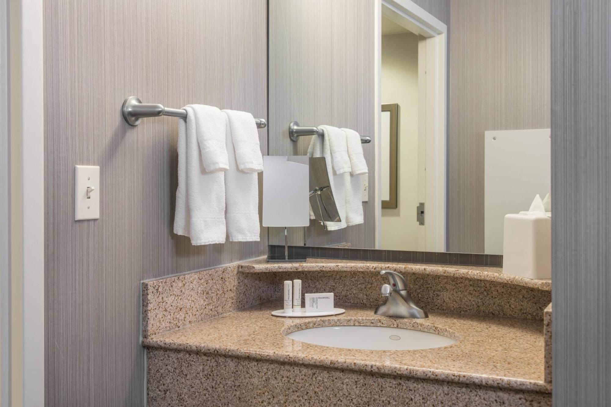 Courtyard By Marriott Newark-University Of Delaware Ngoại thất bức ảnh